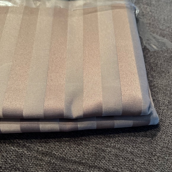 2/$30 Brown striped tablecloth - rectangle 8-10ppl - Picture 2 of 4